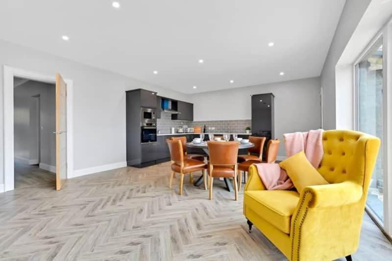 Bayview Luxury 3 Bedroom Apartment First Floor Downings Bagian luar foto
