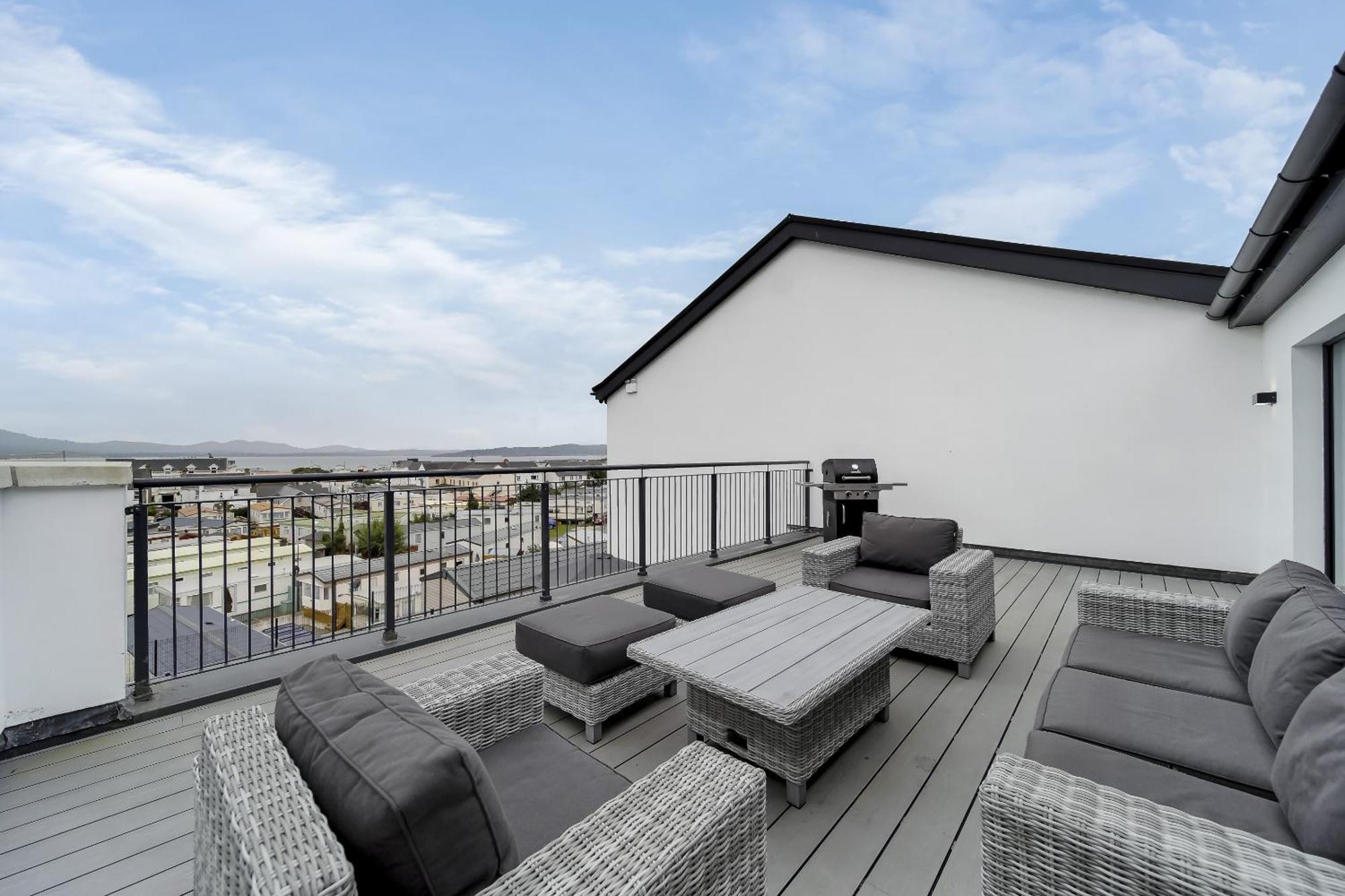 Bayview Luxury 3 Bedroom Apartment First Floor Downings Bagian luar foto