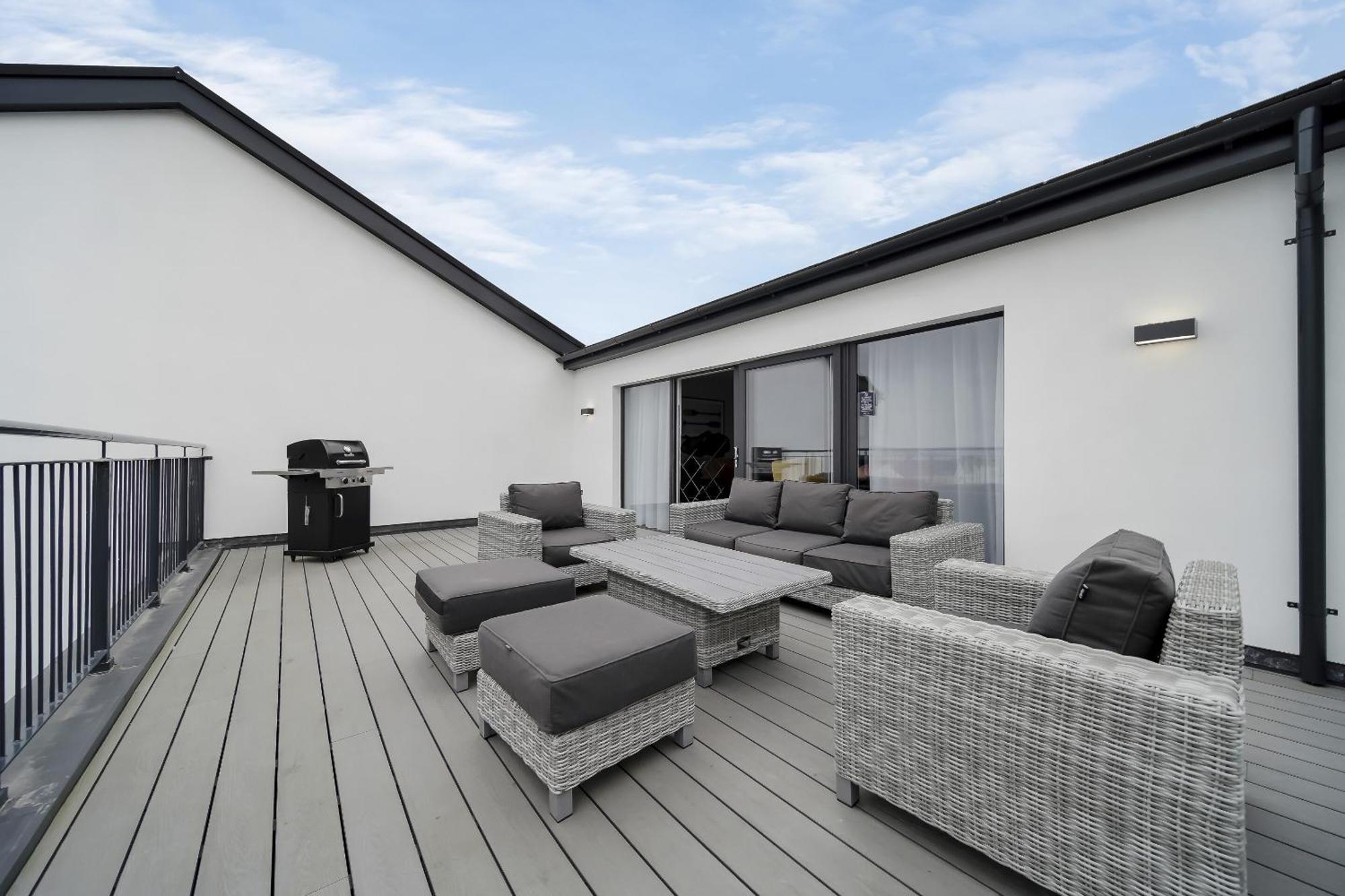Bayview Luxury 3 Bedroom Apartment First Floor Downings Bagian luar foto